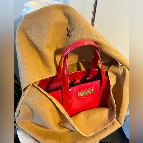 Louis Vuitton Hot Pink Vernis Wilshire PM Bag with authentic LV dust-bag - Picture 16 of 16
